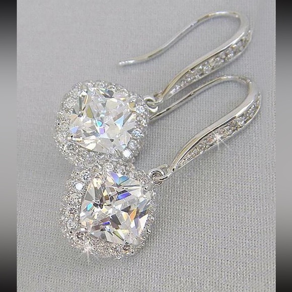 🌬️ Gorgeous Cubic Zirconia Drop Earrings - Picture 3 of 6